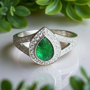 Twin Shoulder Pear Ring